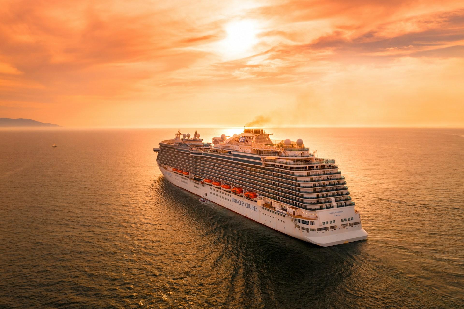 16 Days AROYA Cruise VIP & Umrah